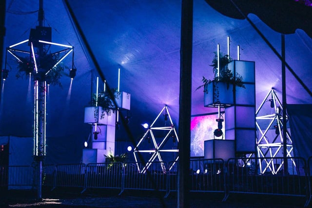 Triangulos neon led, piramides formados por tubos neon led para decoracion de eventos colores RGB
