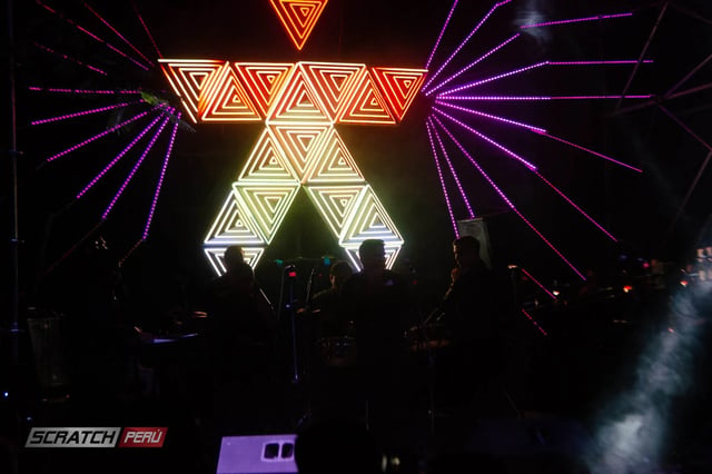 Pantallas triangulares para dj, que reproducen videos de manera online