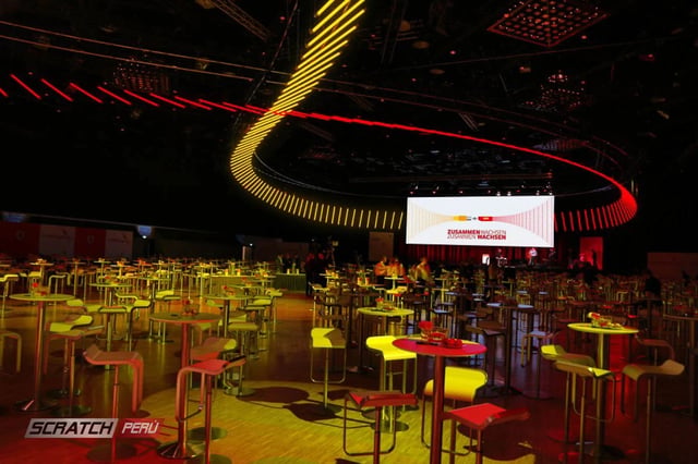 Decoracion de techo con tubos led para stand comercial de expo dell