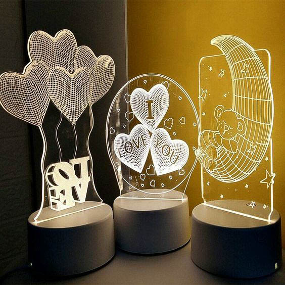 Centro de mesa personalizado fabricados con aclilico marcados en laser y luces led RGB, ideal para resaltar el eventos.