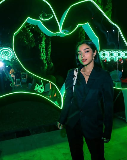 Influencer fotos en manos de corazon neon led RGB