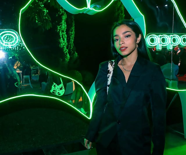 Influencer fotos en manos de corazon neon led RGB