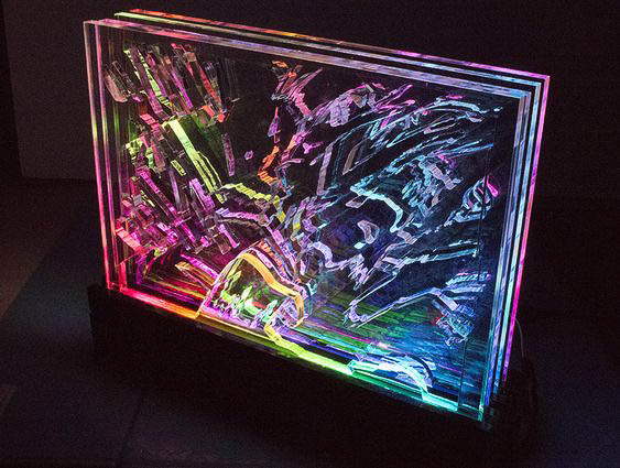 Centro de mesa personalizado fabricados con aclilico marcados en laser y luces led RGB, ideal para resaltar el eventos.
