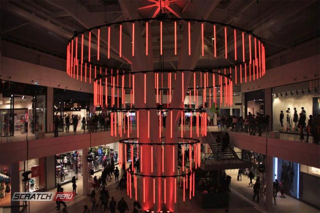Cono gigante hecho con tubos led