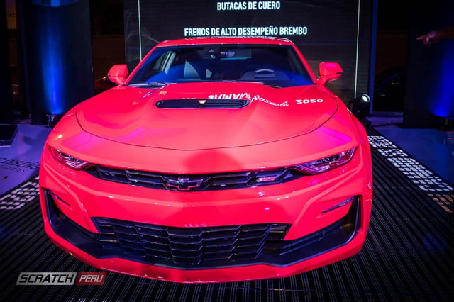 Instalacion de pisos video led p10 en la presentacion del chevrolet camaro ss 2020