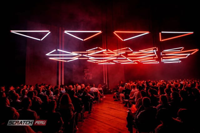 Triangulo cineticos hechos con tubos led