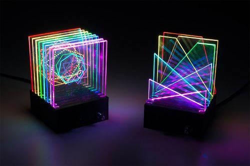 Centro de mesa personalizado fabricados con aclilico marcados en laser y luces led RGB, ideal para resaltar el eventos.