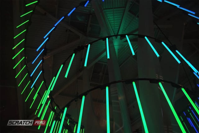 Cono gigante hecho con tubos led