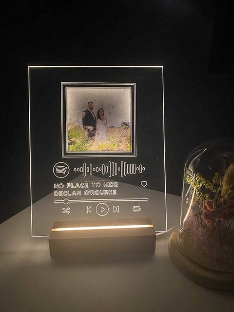 Centro de mesa personalizado fabricados con aclilico marcados en laser y luces led RGB, ideal para resaltar el eventos.