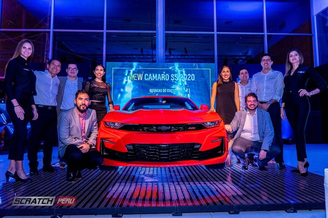 Instalacion de pisos video led p10 en la presentacion del chevrolet camaro ss 2020