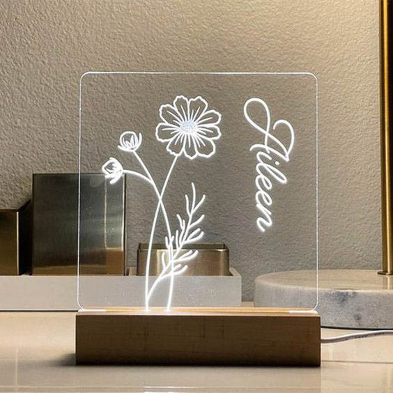 Centro de mesa personalizado fabricados con aclilico marcados en laser y luces led RGB, ideal para resaltar el eventos.
