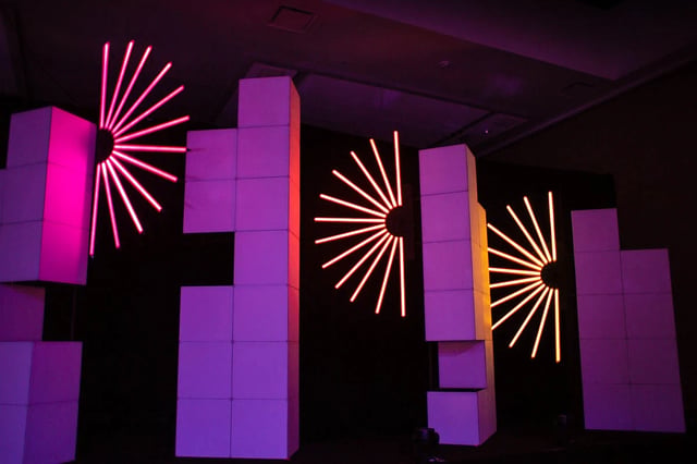 Tubos neon para creat formas y decorar eventos, controlados por computadora con madrix 5