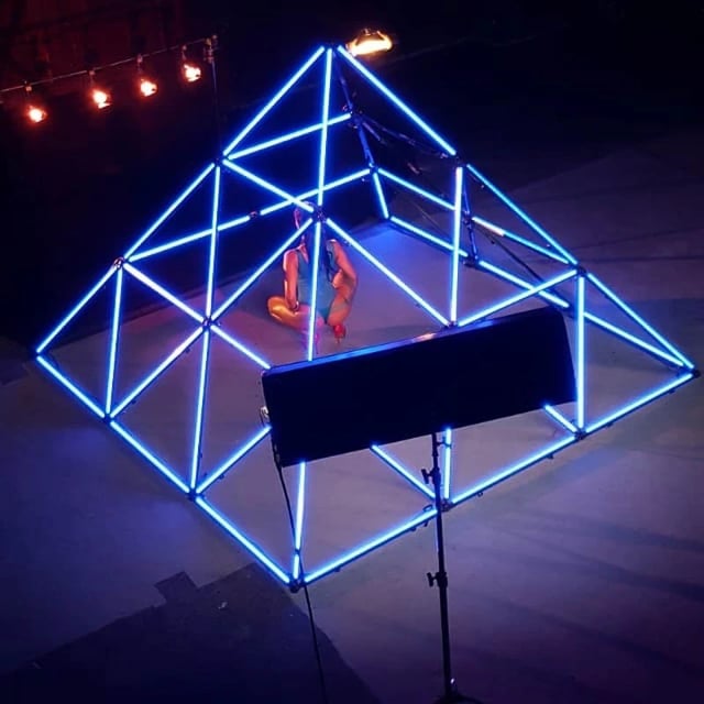 Tubos neon para creat formas y decorar eventos, controlados por computadora con madrix 5