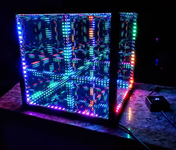 Centro de mesa personalizado fabricados con aclilico marcados en laser y luces led RGB, ideal para resaltar el eventos.