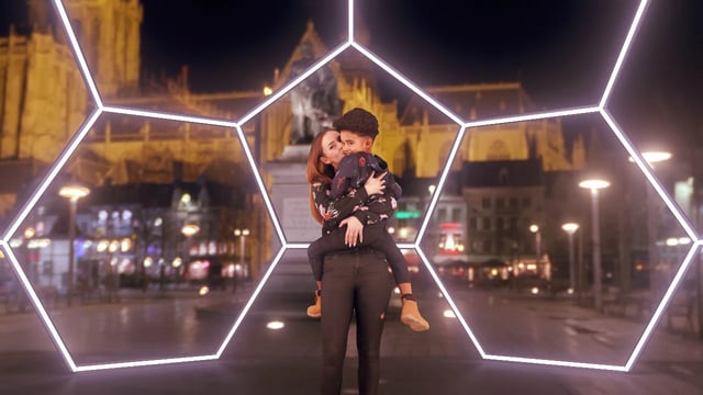 Balón de futbol gigante en neon led ideal para zonas de experiencias