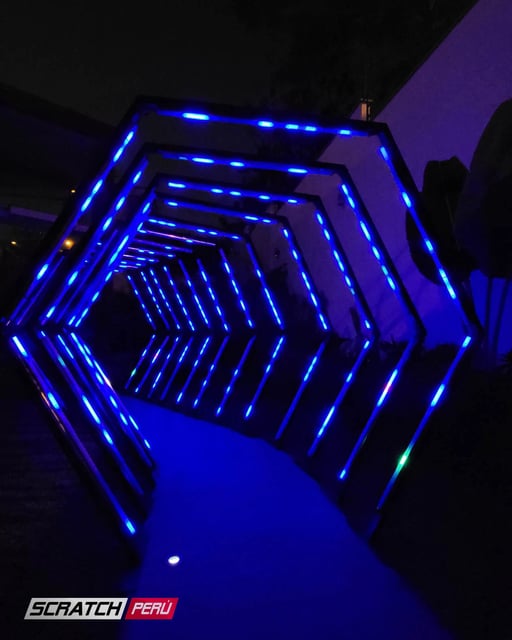 Túnel LED hexagonal azul océano: Entrada impactante con luces azul profundo, ideal para eventos especiales.