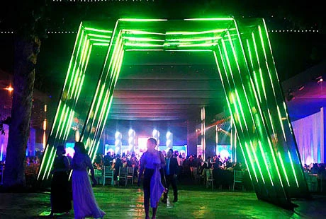Entrada a toldo de eventos decorada con cinta led RGB madix