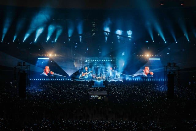Escenario de concierto azul