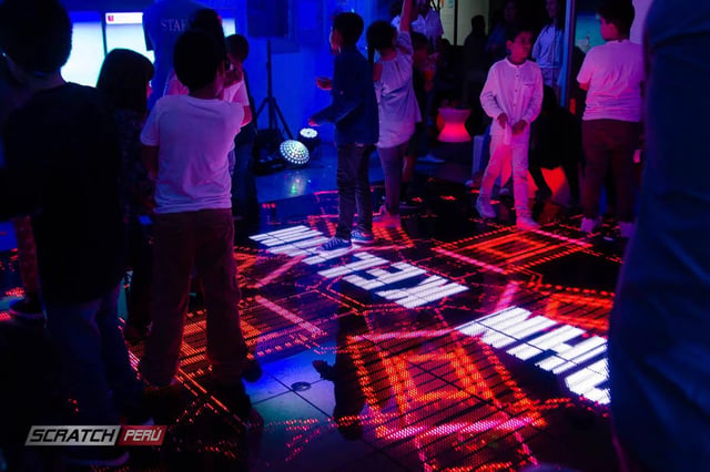 Chicoteca de niños con pista de baile video led