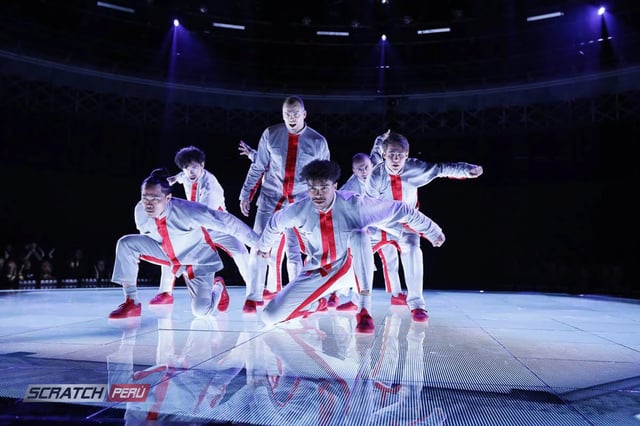 Escenario de bailarines sobre piso de pantalla video led