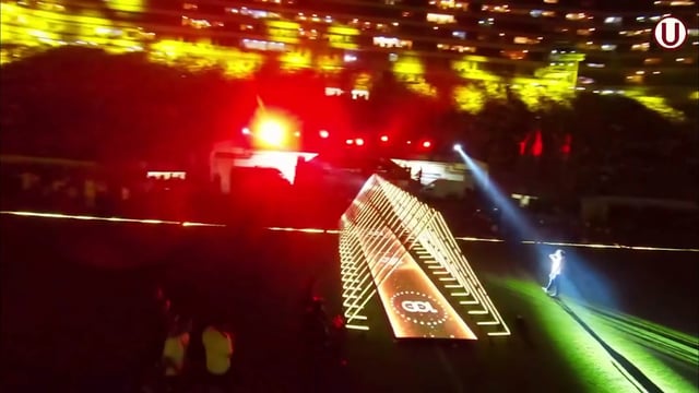 Vista desde el interior de un túnel triangular de tubos LED RGB, que cambian de color y brillo según el movimiento de las personas que pasan por él, controlados por el software Madrix que permite crear efectos visuales interactivos