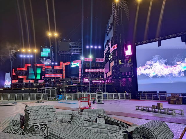Personal profesional de electricidad instalando luces LED en el módulo cuadrado para ser controlado por Madrix, antes del concierto del 50 aniversario de Grupo 5.