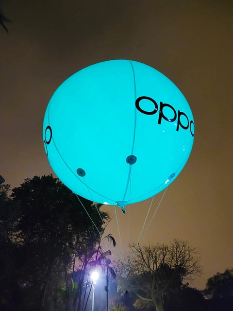 Esfera led luminosa flotante con logo y frases personalizadas