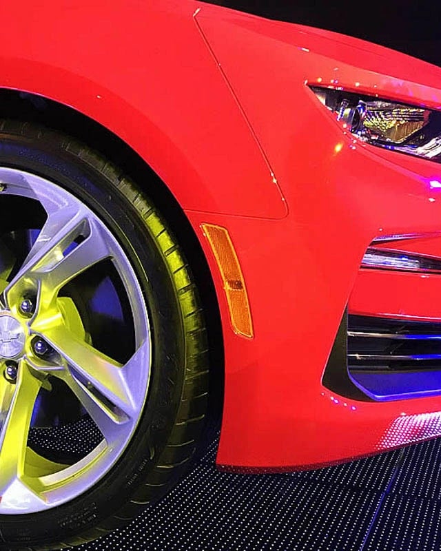 Instalacion de pisos video led p10 en la presentacion del chevrolet camaro ss 2020