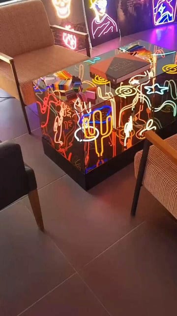 Centro de mesa personalizado fabricados con aclilico marcados en laser y luces led RGB, ideal para resaltar el eventos.