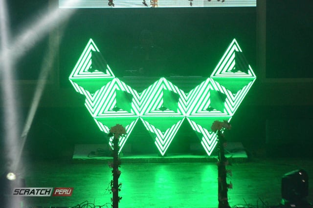 Pantallas triangulares para dj, que reproducen videos de manera online