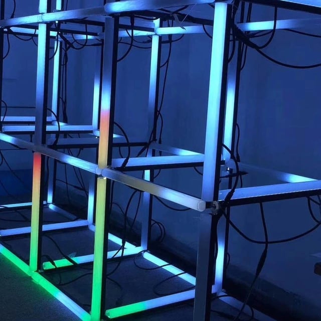 Tubos neon para creat formas y decorar eventos, controlados por computadora con madrix 5