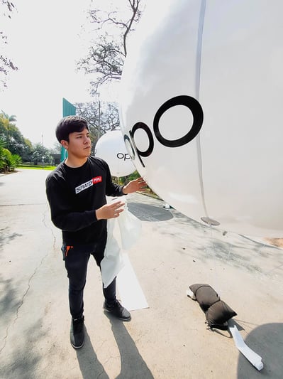 Brandeado de globos luminosos con logos y frases