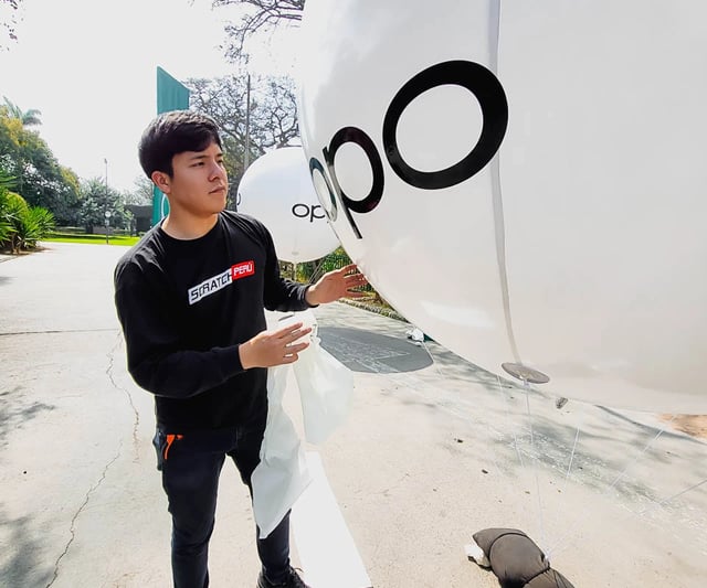 Brandeado de globos luminosos con logos y frases