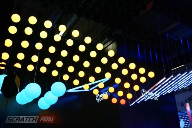 Kinetic lights, luces cineticas, con esferas luminosas para evento del lanzamiento de mercedez benz