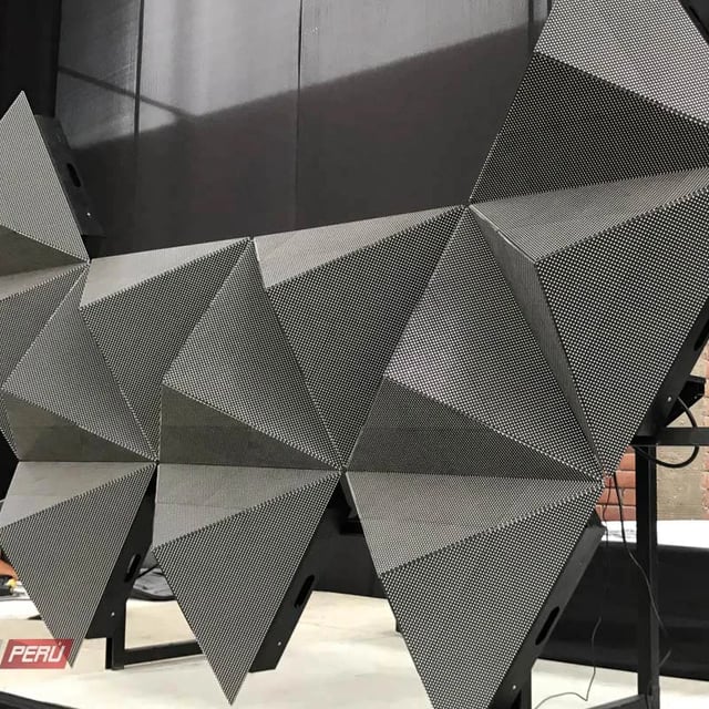 Pantallas triangulares para dj, que reproducen videos de manera online