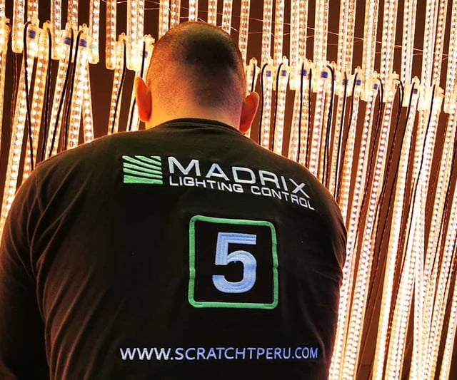 Técnico de Scratch Perú frente a tubos pixel LED controlados con Madrix 5