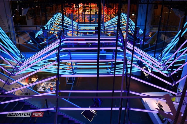 Decoracion de techo con tubos led para stand comercial de expo dell