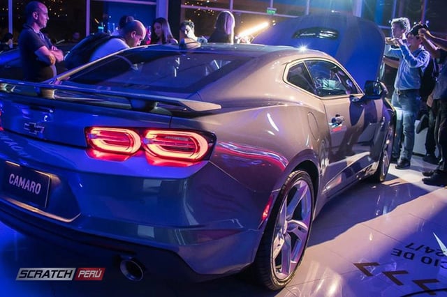 Instalacion de pisos video led p10 en la presentacion del chevrolet camaro ss 2020