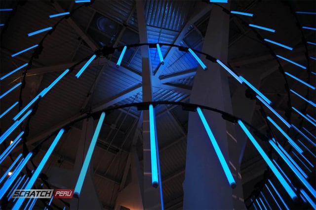 Cono gigante hecho con tubos led