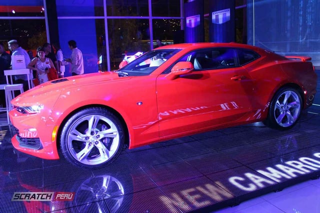 Instalacion de pisos video led p10 en la presentacion del chevrolet camaro ss 2020
