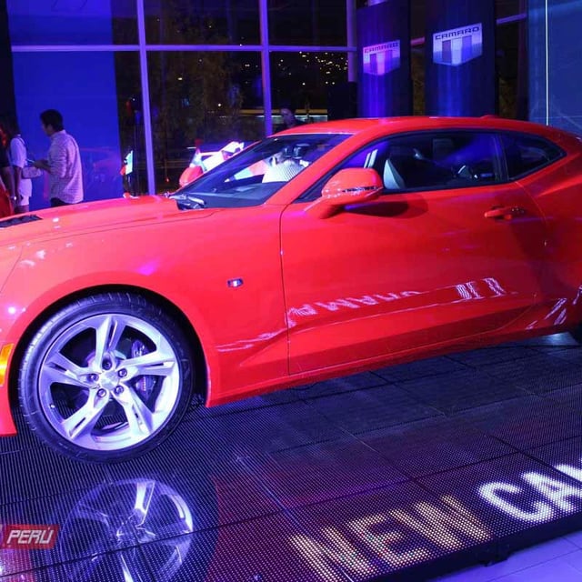 Instalacion de pisos video led p10 en la presentacion del chevrolet camaro ss 2020