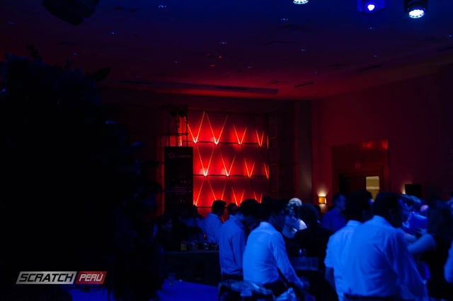 Mural de tubos led neon en el aniversario de Hyundai