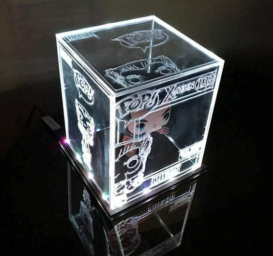 Centro de mesa personalizado fabricados con aclilico marcados en laser y luces led RGB, ideal para resaltar el eventos.