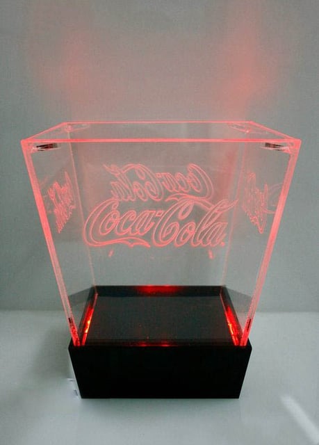 Centro de mesa personalizado fabricados con aclilico marcados en laser y luces led RGB, ideal para resaltar el eventos.