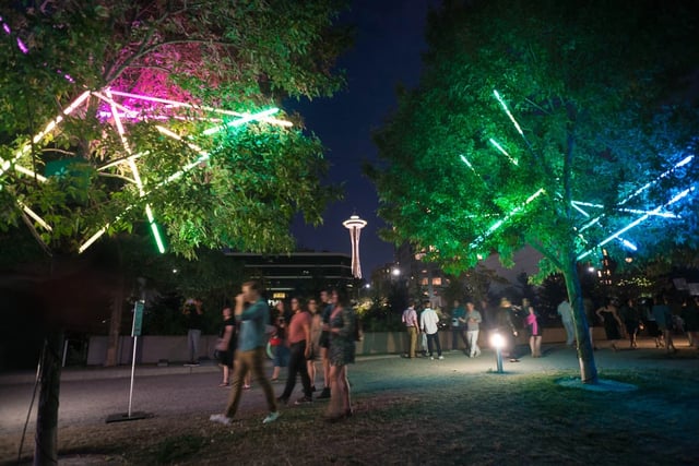 Arboles decorados con tubos neon led, de colores controlados desde computadora