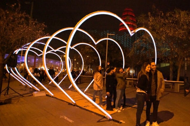Tunel corazon led para pasaje en europa