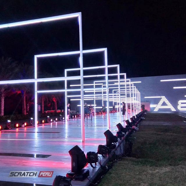 Pasarela de modelaje decorada con cuadros led tunel led