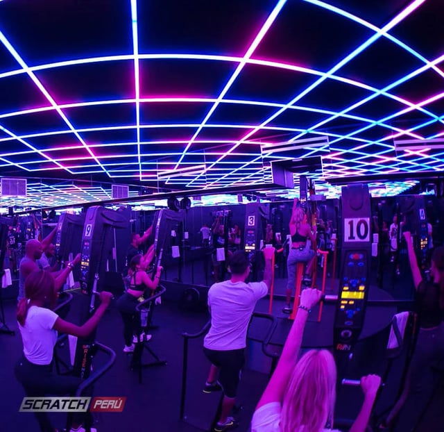 Decoracion de Gym con luces led en el techo