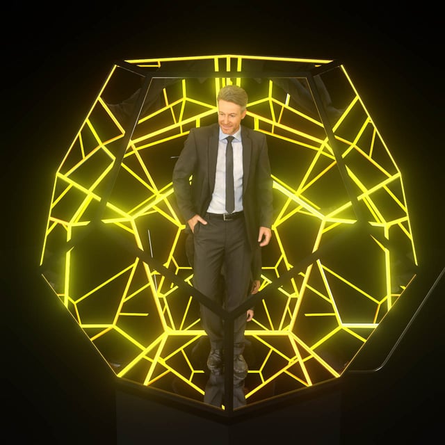 Imagen del Dodecaedro de dos metros de diámetro iluminado desde su interior con luces pixel led y sus 12 caras de cristal reflectivo, creando una sensación de profundidad infinita.