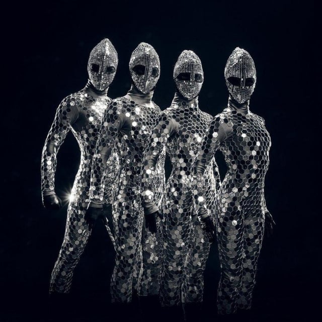 Bailarines Mirrorman con trajes de espejos